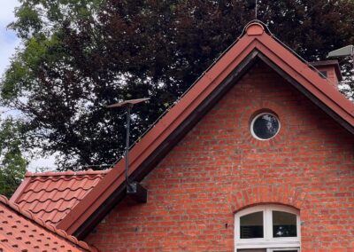 Antena Starlink zamontowana na maszcie przy szczycie dachu – realizacja HAKS Mrągowo
